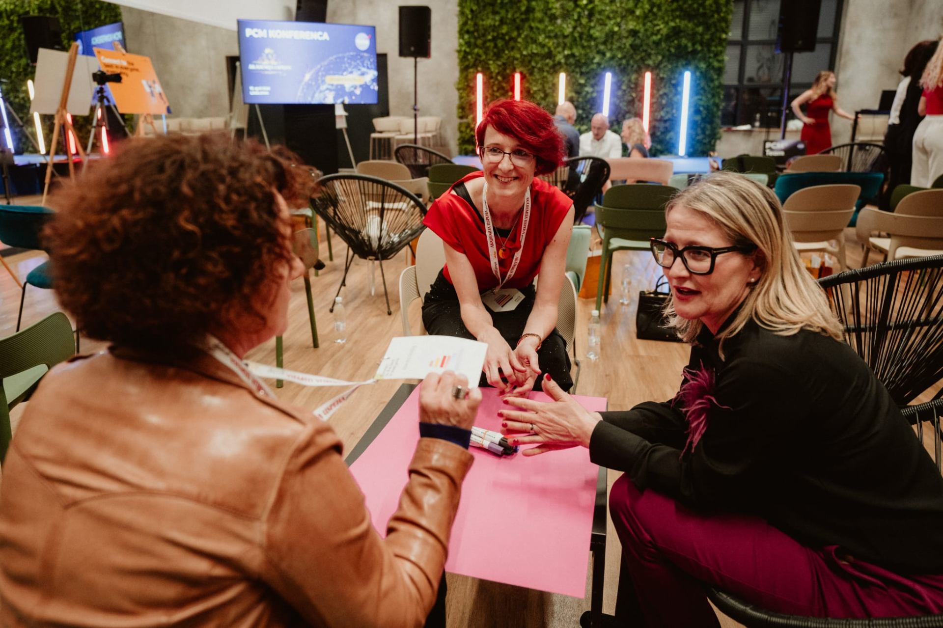 Urša coaching at a leadership event